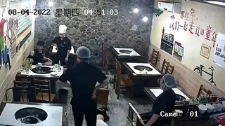 标题：这七夕 过的，男的把女的爆打标签：#打女人 #餐桌冲突 完整无删减版在线看