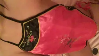 91视频推荐：#福利姬 #自慰 萌白酱_粉色肚兜 手机在线播放