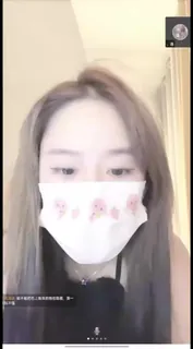 91社区热议作品：#抖音 #碎觉觉 视频会议整活_露背装超短裤 实拍