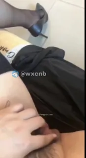 猫咪av站栏目：黑丝骚逼露比抠逼 精彩封面