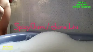 可爱的学生在浴缸中练习中国按摩 完整无删减版在线看