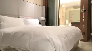 91社区热议作品：高素质外围妹，极品无毛一线天 实拍