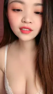 91社区热议作品：#黄播 #糖三岁赞助群更新17部_甜美笑容 实拍