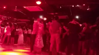 猫咪av站精选视频：#偷拍 中国最棒的夜生活娱乐场所~摸摸唱 完整版