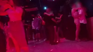 【猫咪av站】#偷拍 中国最棒的夜生活娱乐场所~砂舞舞厅 现场高清截图