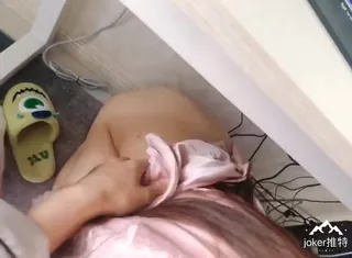 91视频官方收录：女神级性感美女被男友调教自拍,玩着游戏让她趴桌子下面吃鸡巴,带上链子沙发上干.国语!