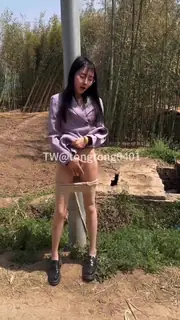 91社区热议作品：眼镜小母狗户外露出自慰 实拍