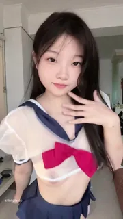 91社区热议作品：白嫩正妹穿上透视水手服 实拍