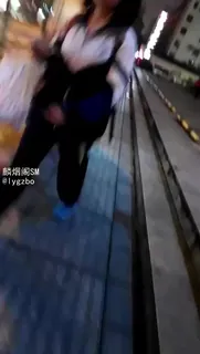 大学生在大街被脱鞋 优质原创视频在线直达