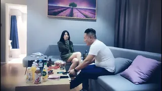 猫咪av站题材必看：直接在沙发上爆操小母狗 封面图