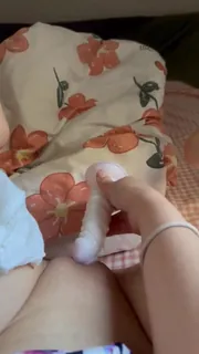 91社区热议作品：小骚货无毛小鲍鱼自慰 实拍