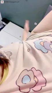 【猫咪av站】#小妲己   #猪猪小宝   童颜巨乳 ，肥鲍自慰_睡衣 现场高清截图