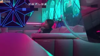 91社区热议作品：公主在ktv被大屌插入 实拍