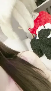猫咪av站题材必看：#黄播  #美大坉  群友提供 应该是早期的_粉色上衣黑丝配搭 封面图