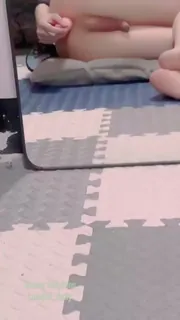 小骚逼对着镜子自慰！ 手机浏览器流畅观看预览