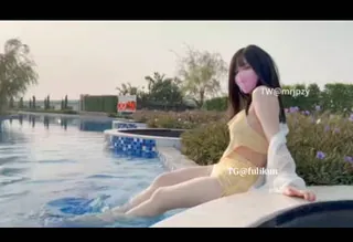 猫咪av站精选视频：泳池边的美女和激情 完整版