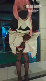 91视频官方收录：黑丝骚货二次元女仆停车场露出