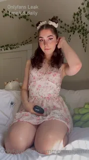 91社区热议作品：可爱骚货伪娘自撸 实拍