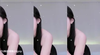 猫咪av站栏目：网红对着镜子自录 精彩封面