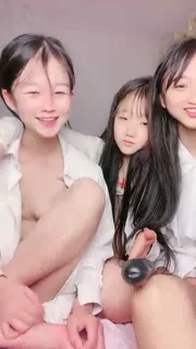 91社区热议作品：群P中出爆插3只母狗 实拍