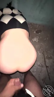 91社区热议作品：回归自然在菜地里露出和小萝莉野战寻刺激 实拍