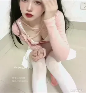 查看 双马尾白丝大奶小骚逼 的详细介绍与播放