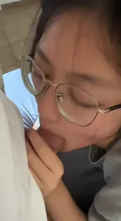 91社区热议作品：口爆可爱眼镜小骚逼 实拍