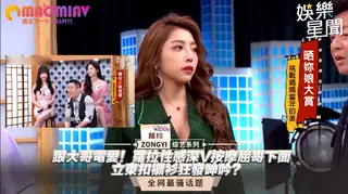 猫咪av站精选视频：蘿拉性感深V按摩屈哥下面 立東扣襯衫狂發呻吟？ 完整版