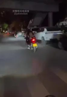 91社区热议作品：骚逼穿着透视装骑摩特车 实拍