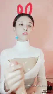 猫咪av站高分作品推荐：兔女郎镜头前吃假鸡巴